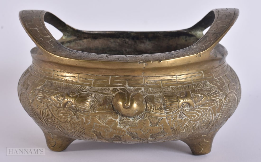 A 19TH CENTURY CHINESE TWIN HANDLED BRONZE CENSER bearing Xuande marks to base. 15 cm wide, internal (1 of 6)