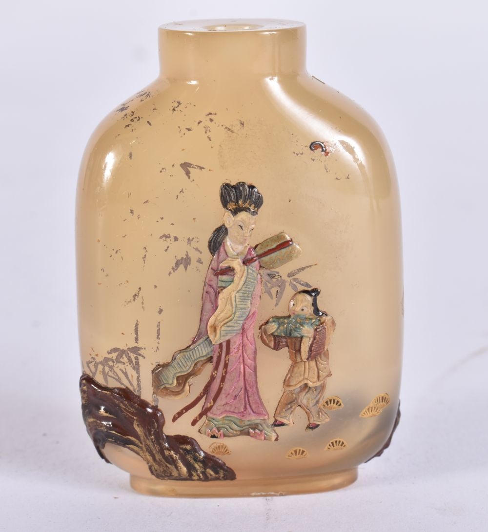 A FINE CHINESE QING DYNASTY CARVED AGATE AND SOAPSTONE SNUFF BOTTLE. 6.25 cm x 4.25 cm. (1 of 6)