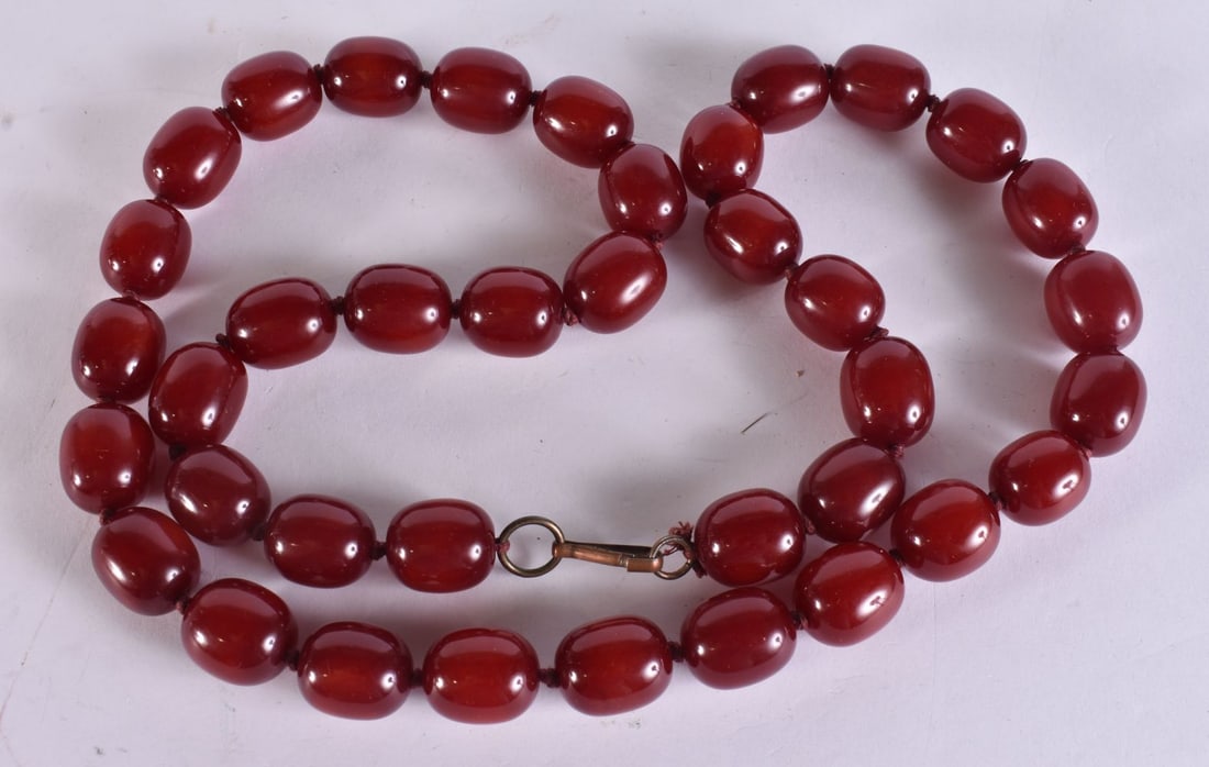 A BEADED BAKELITE NECKLACE. Untested. 184 grams. 84 cm long, each bead 2 cm wide. (1 of 4)