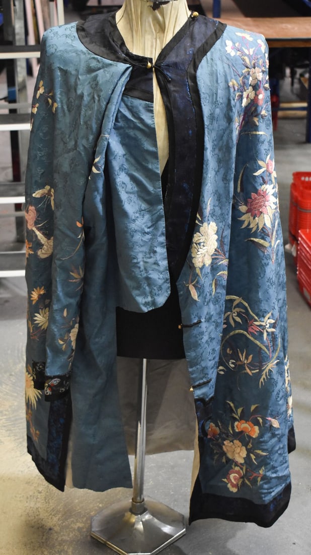 A LATE 19TH CENTURY CHINESE BLUE SILK EMBROIDERED ROBE. 166 cm x 126 cm. (1 of 16)