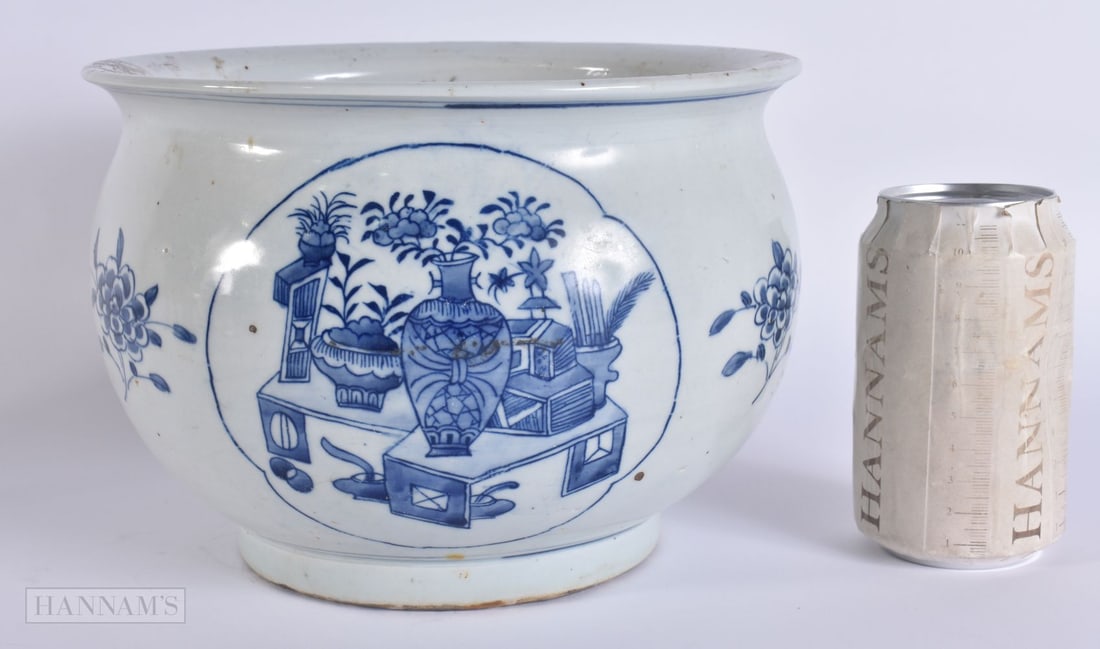 A CHINESE BLUE AND WHITE PORCELAIN JARDINIERE. 22cm x 15 cm.: A CHINESE BLUE AND WHITE PORCELAIN JARDINIERE. 22cm x 15 cm.