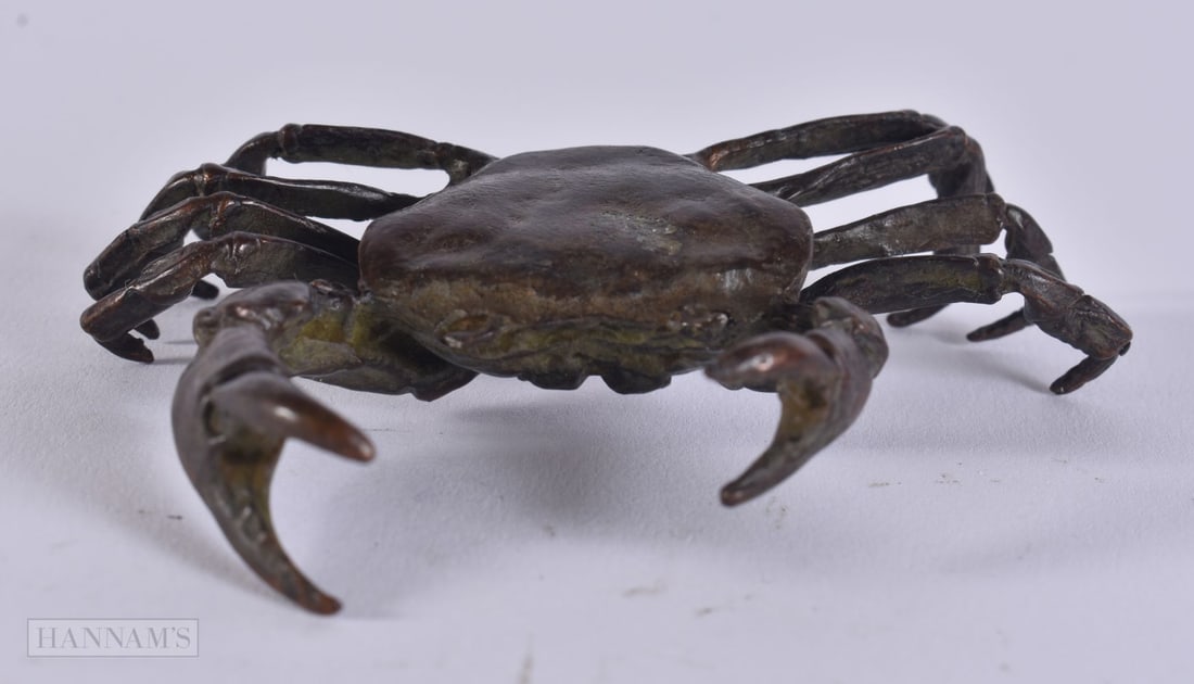 A JAPANESE BRONZE CRAB. 2.3 x 8.5 x 6.7 cm.: A JAPANESE BRONZE CRAB. 2.3 x 8.5 x 6.7 cm.