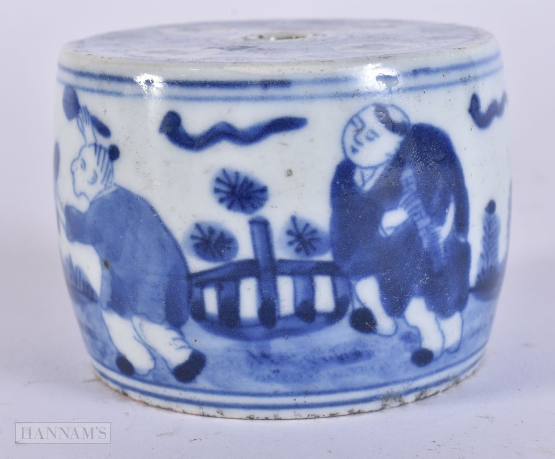 A CHINESE BLUE AND WHITE PORCELAIN INK POT. 7.5 cm wide.: A CHINESE BLUE AND WHITE PORCELAIN INK POT. 7.5 cm wide.