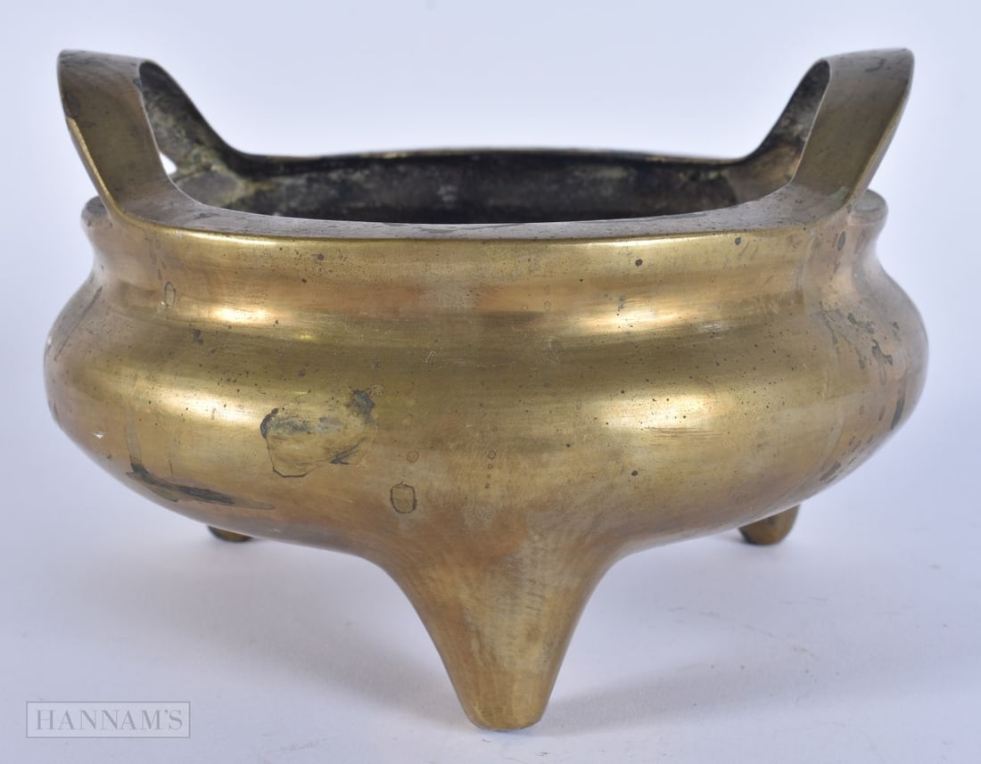 A LATE 19TH CENTURY CHINESE TWIN HANDLED BRONZE CENSER bearing Xuande marks to base. 17 cm wide, int (1 of 6)
