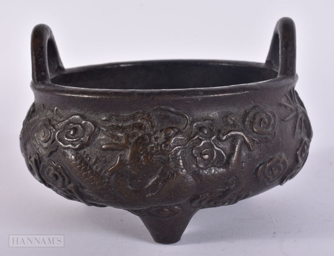 A CHINESE TWIN HANDLED BRONZE CENSER bearing Xuande marks to base. 13 cm wide, internal width 11 cm.: A CHINESE TWIN HANDLED BRONZE CENSER bearing Xuande marks to base. 13 cm wide, internal width 11 cm.