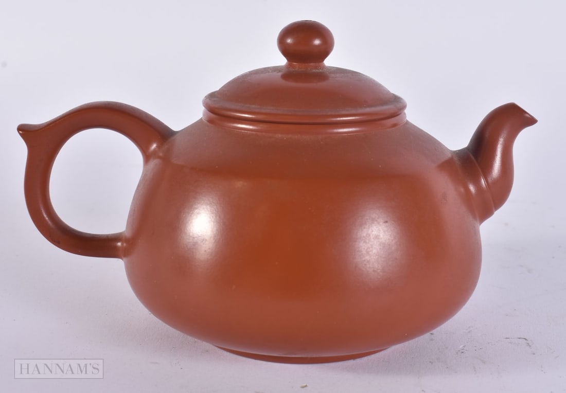 A CHINESE YIXING POTTERY TEAPOT AND COVER. 14 cm wide. (1 of 4)
