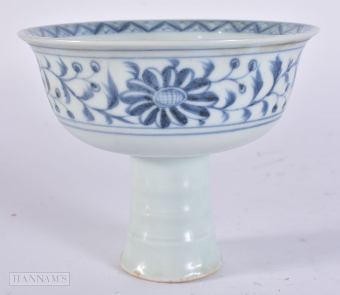 A CHINESE BLUE AND WHITE PORCELAIN STEM CUP. 9.5 cm wide. (1 of 4)