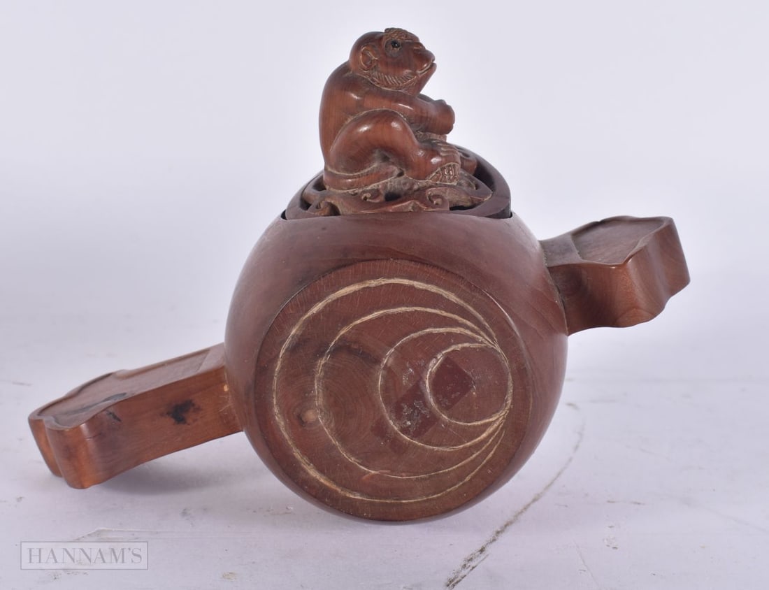 A JAPANESE WOOD CRICKET BOX. 13 cm wide. (1 of 3)