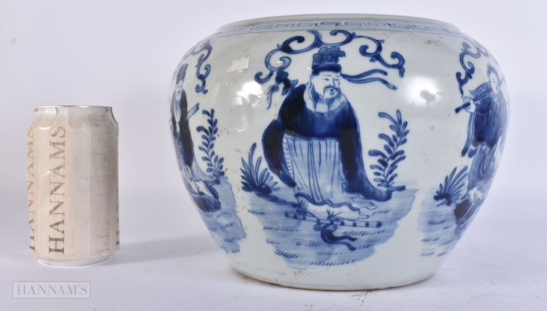 A CHINESE BLUE AND WHITE PORCELAIN JARDINIERE. 22cm wide.: A CHINESE BLUE AND WHITE PORCELAIN JARDINIERE. 22cm wide.