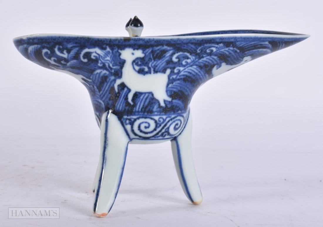 A CHINESE BLUE AND WHITE PORCELAIN JUE WINE CUP. 14 cm wide. (1 of 4)