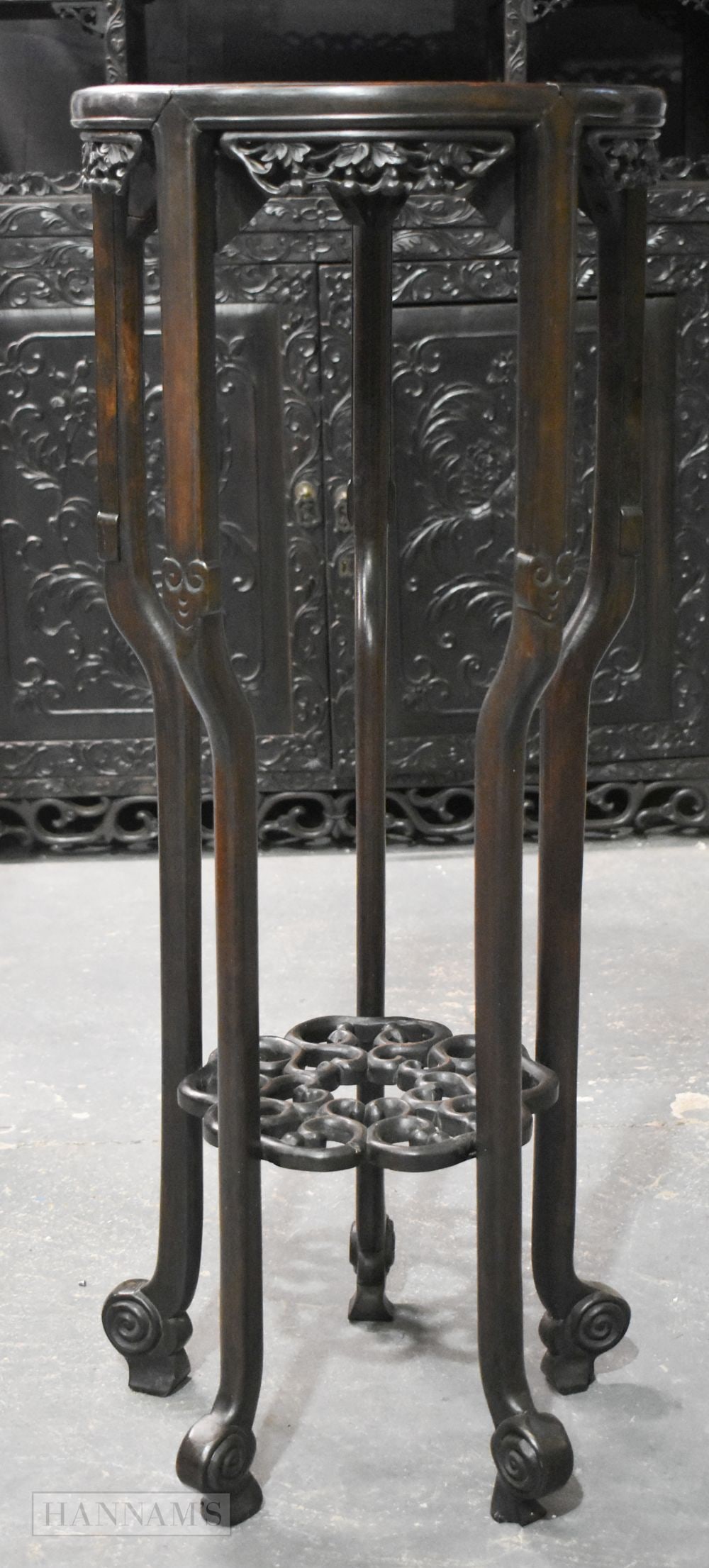 A LATE 19TH CENTURY CHINESE CARVED HARDWOOD STAND Late Qing. 98 cm x 39 cm.: A LATE 19TH CENTURY CHINESE CARVED HARDWOOD STAND Late Qing. 98 cm x 39 cm.