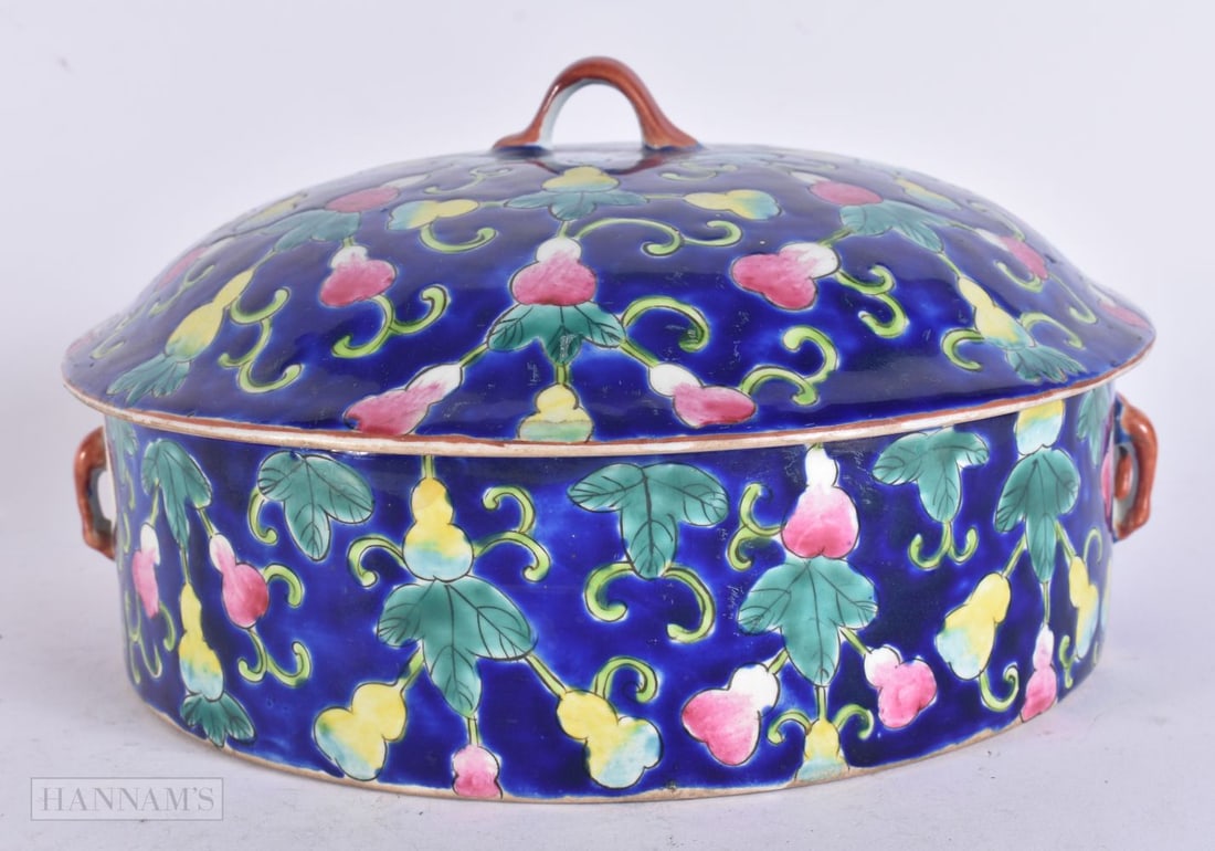 A CHINESE REPUBLICAN PERIOD PORCELAIN BOWL AND COVER. 19 cm wide.: A CHINESE REPUBLICAN PERIOD PORCELAIN BOWL AND COVER. 19 cm wide.