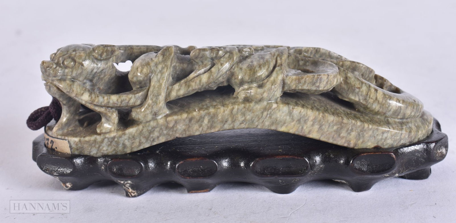 A FINE 18TH/19TH CENTURY CHINESE CARVED JADE BELT HOOK Qianlong/Jiaqing. 10 cm x 3.5 cm.: A FINE 18TH/19TH CENTURY CHINESE CARVED JADE BELT HOOK Qianlong/Jiaqing. 10 cm x 3.5 cm.
