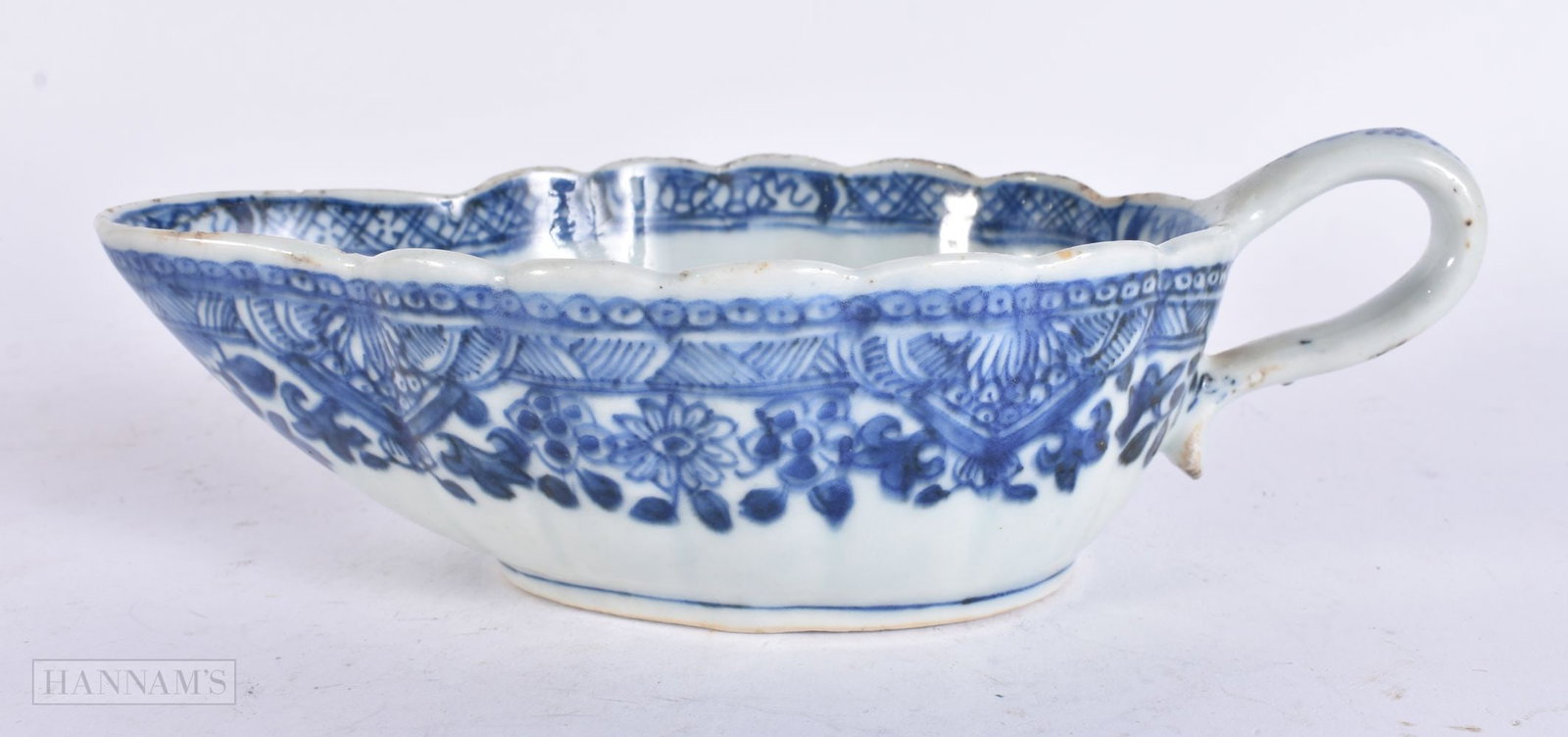 AN 18TH CENTURY CHINESE EXPORT BLUE AND WHITE PORCELAIN SAUCE BOAT Qianlong. 20cm wide. (1 of 6)