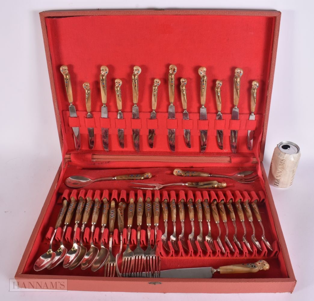 AN UNUSUAL EARLY 20TH CENTURY INDIAN HORN CANTEEN OF CUTLERY. (qty) (1 of 5)