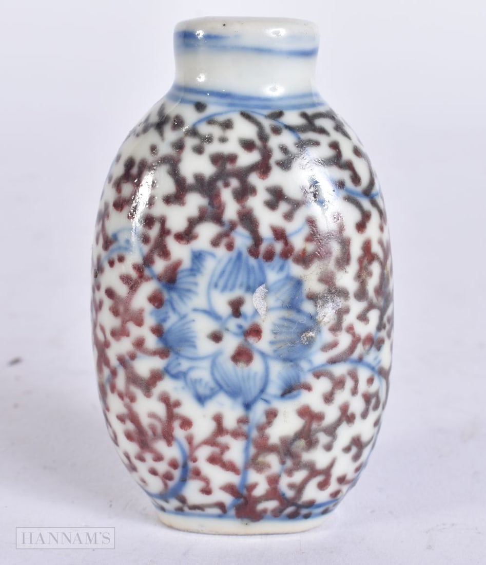 A LATE 19TH CENTURY CHINESE BLUE AND WHITE IRON RED PORCELAIN SNUFF BOTTLE Late Qing. 5.5 cm high. (1 of 5)