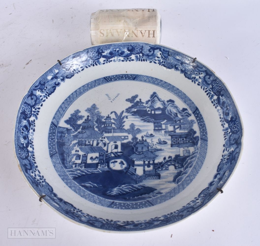 A LARGE 18TH CENTURY CHINESE EXPORT BLUE AND WHITE PORCELAIN BOWL Qianlong. 26cm wide. (1 of 6)