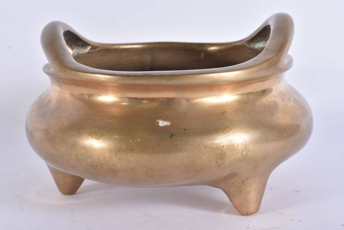 A 19TH CENTURY CHINESE TWIN HANDLED BRONZE CENSER bearing Xuande marks to base. 16.5 cm wide, intern: A 19TH CENTURY CHINESE TWIN HANDLED BRONZE CENSER bearing Xuande marks to base. 16.5 cm wide, internal width 11 cm.