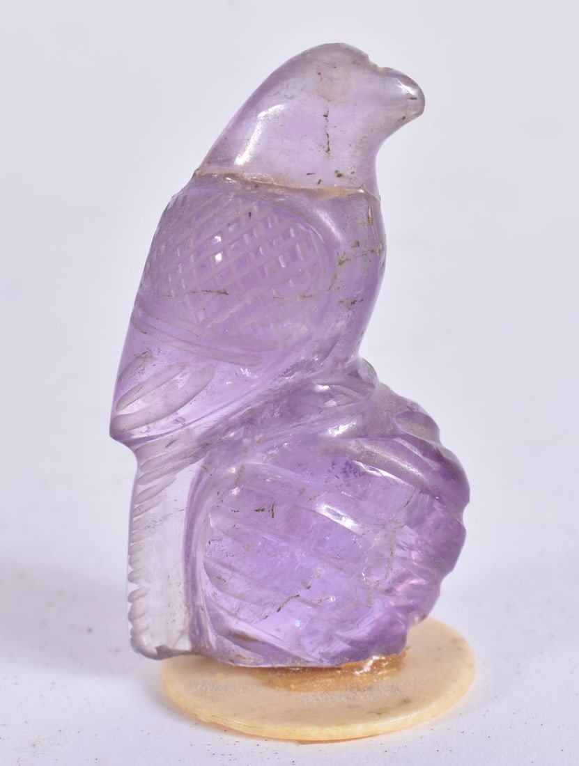A 19TH CENTURY CHINESE CARVED AMETHYST BIRD. 4.75 cm high.: A 19TH CENTURY CHINESE CARVED AMETHYST BIRD. 4.75 cm high.