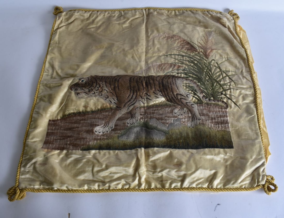 AN EARLY 20TH CENTURY CHINESE SILK EMBROIDERED CASE Late Qing/Republic. 54 cm square. (1 of 5)
