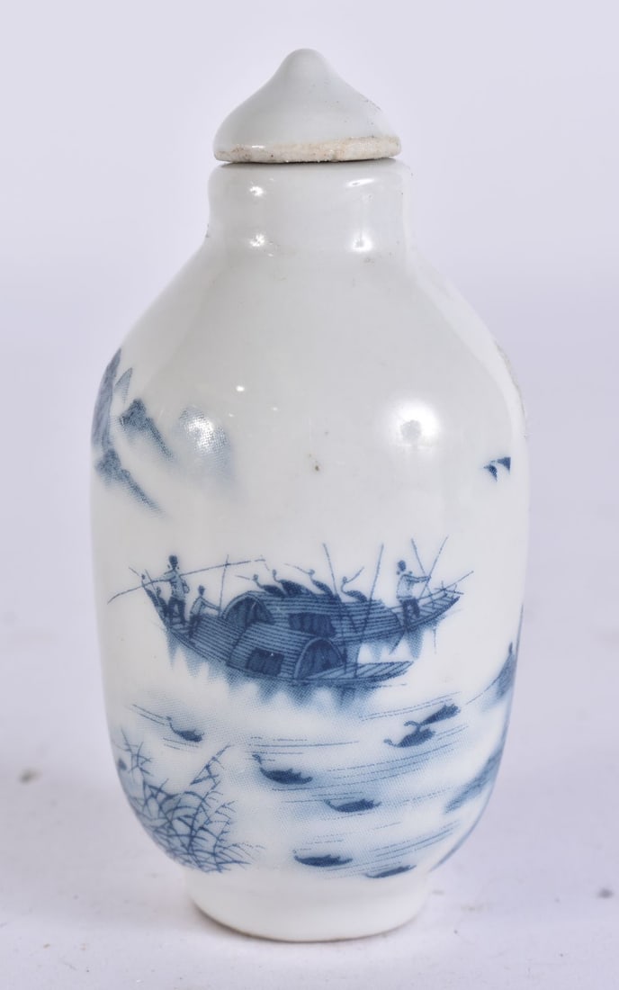 A CHINESE PORCELAIN SNUFF BOTTLE. 8 cm high. (1 of 5)