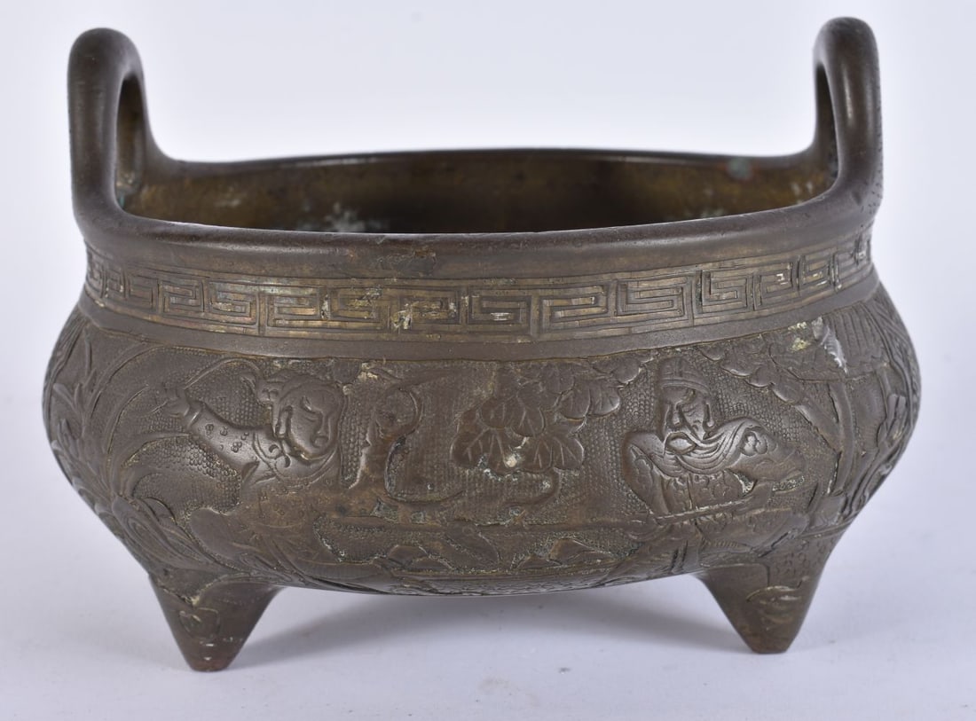 A FINE 17TH/18TH CENTURY CHINESE TWIN HANDLED BRONZE CENSER bearing Xuande marks to base. 1473 grams: A FINE 17TH/18TH CENTURY CHINESE TWIN HANDLED BRONZE CENSER bearing Xuande marks to base. 1473 grams. 15 cm wide, internal width 12.5 cm.
