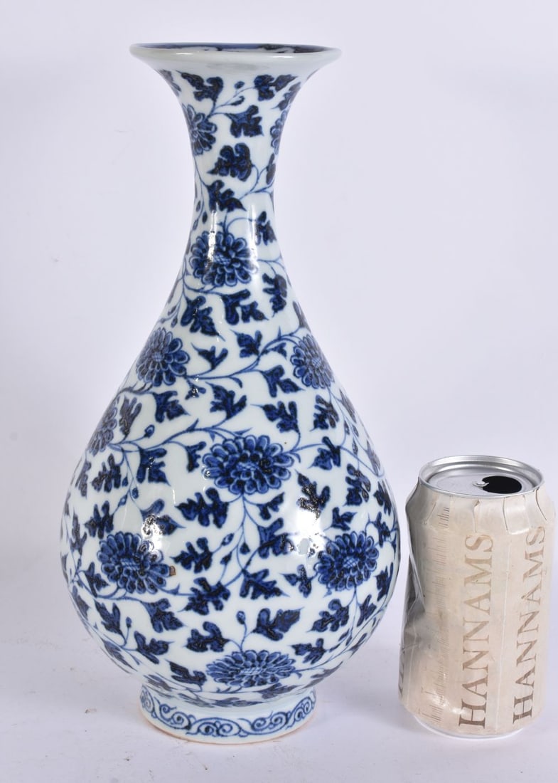 A CHINESE BLUE AND WHITE PORCELAIN VASE painted with foliage. 29 cm high.: A CHINESE BLUE AND WHITE PORCELAIN VASE painted with foliage. 29 cm high.