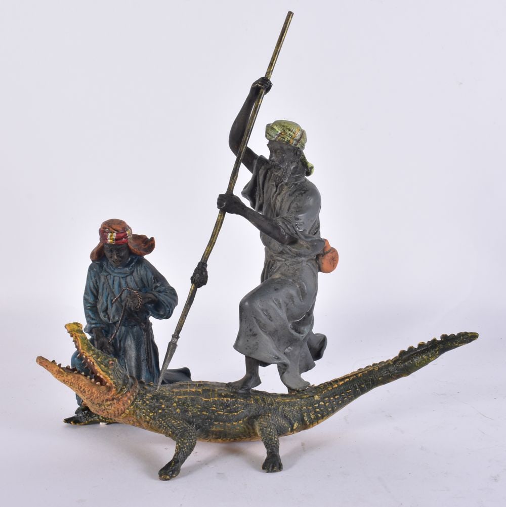 A CONTINENTAL COLD PAINTED BRONZE CROCODILE GROUP. 22cm x 15 cm.: A CONTINENTAL COLD PAINTED BRONZE CROCODILE GROUP. 22cm x 15 cm.