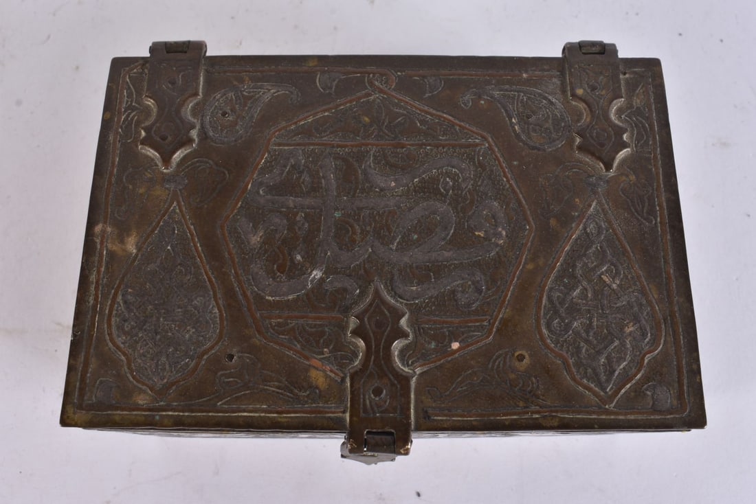 AN ANTIQUE MIDDLE EASTERN SILVER INLAID ISLAMIC BOX. 12 cm x 8 cm. (1 of 5)