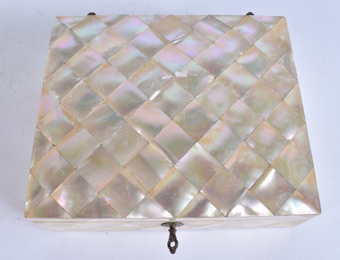 A VICTORIAN/EDWARDIAN MOTHER OF PEARL BOX. 18 cm x 15.5 cm.: A VICTORIAN/EDWARDIAN MOTHER OF PEARL BOX. 18 cm x 15.5 cm.