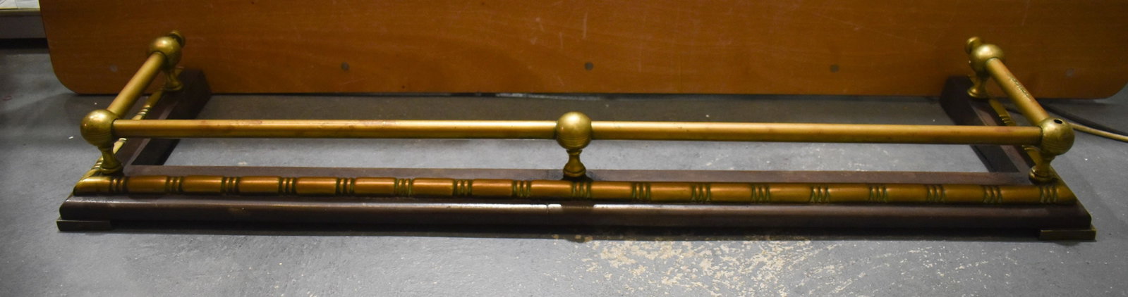 AN ANTIQUE BRASS FENDER. 140 cm x 36 cm. (1 of 6)