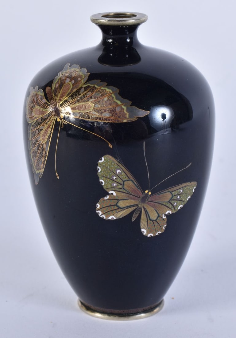 A FINE LATE 19TH CENTURY JAPANESE MEIJI PERIOD GOLD WIRE SILVER CLOISONNE VASE possibly by Hayashi K: A FINE LATE 19TH CENTURY JAPANESE MEIJI PERIOD GOLD WIRE SILVER CLOISONNE VASE possibly by Hayashi Kodenji or Ogasawara Shuzo. 9.5 cm x 5.5 cm.
