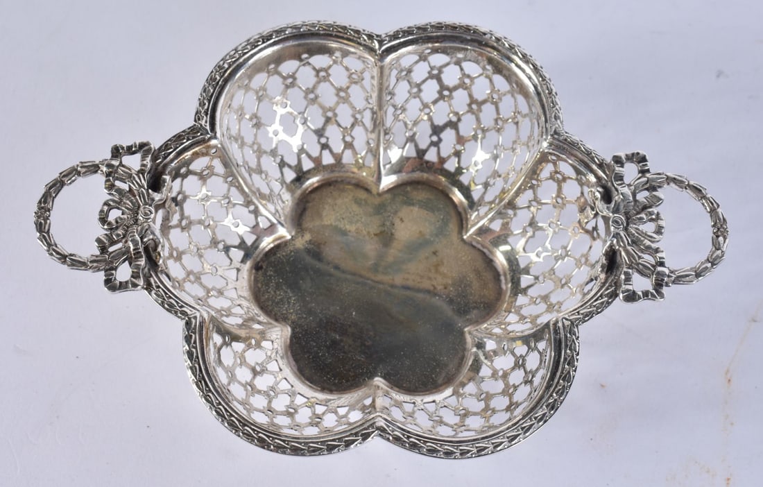 AN EDWARDIAN TWIN HANDLED SILVER DISH. Birmingham 1910. 13 cm wide. (1 of 5)