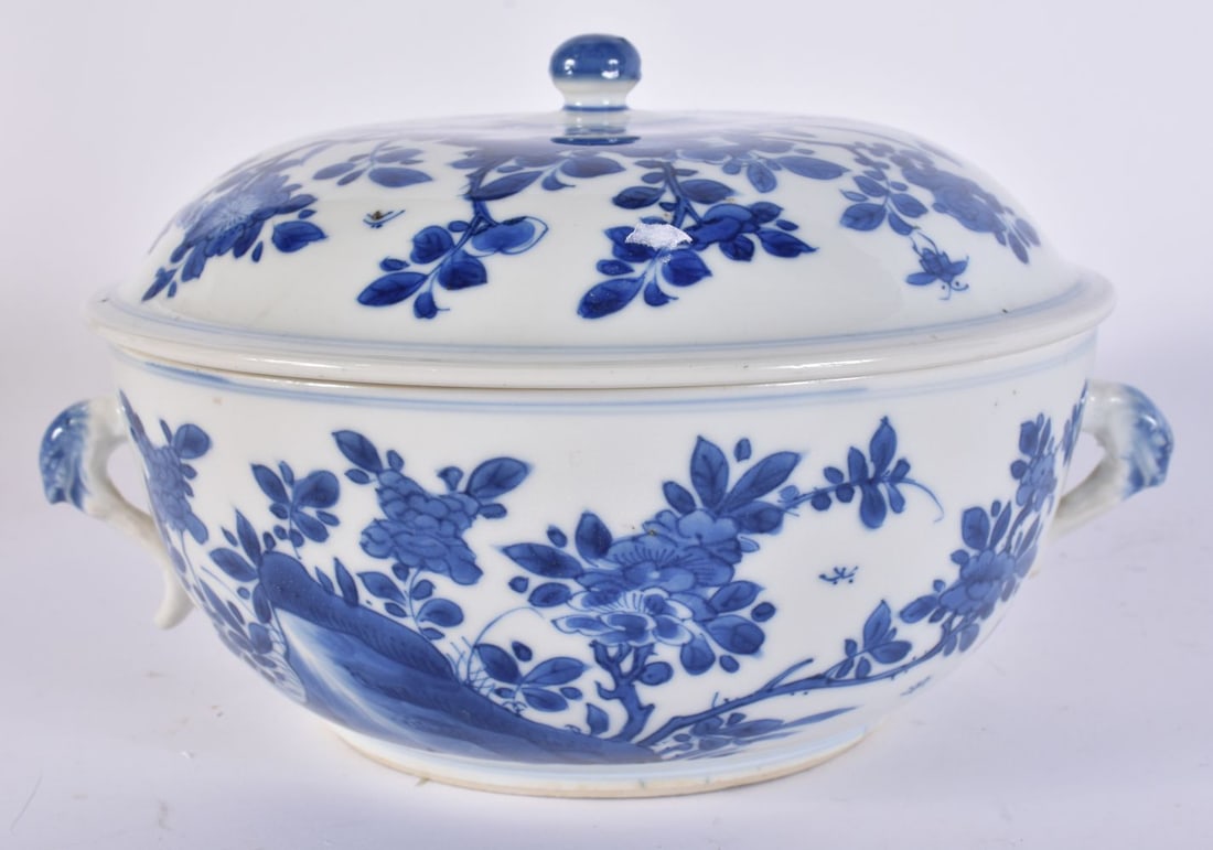 A 17TH CENTURY CHINESE BLUE AND WHITE PORCELAIN BOWL AND COVER Kangxi. 20cm wide.: A 17TH CENTURY CHINESE BLUE AND WHITE PORCELAIN BOWL AND COVER Kangxi. 20cm wide.