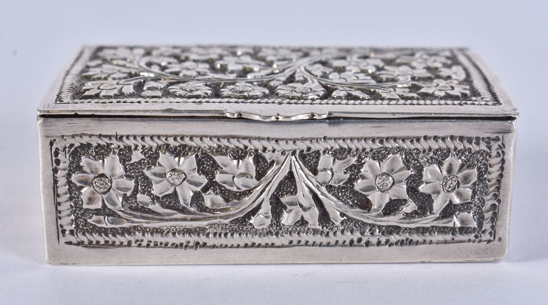 AN INDIAN SILVER BOX. 45.7 grams. 5.5 cm x 3.5 cm. (1 of 5)