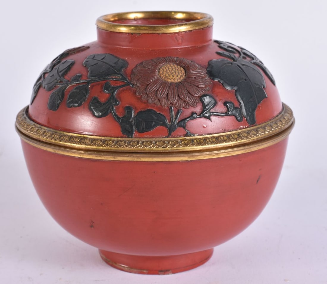 A FINE 18TH CENTURY JAPANESE EDO PERIOD RED LACQUER BOWL AND COVER decorated in relief with foliage. (1 of 4)