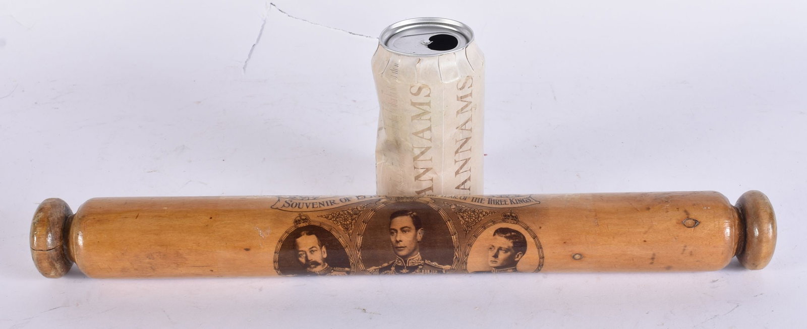 A RARE ROYAL MONARCHY INTEREST CORONATION WOOD ROLLING PIN commemorating the three Kings. 40cm wide.: A RARE ROYAL MONARCHY INTEREST CORONATION WOOD ROLLING PIN commemorating the three Kings. 40cm wide.