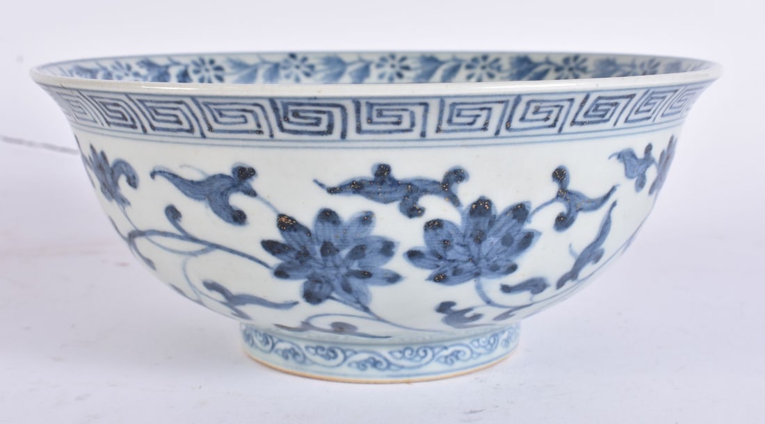 A CHINESE QING DYNASTY BLUE AND WHITE PORCELAIN BOWL bearing Xuande marks to base. 18 cm wide.: A CHINESE QING DYNASTY BLUE AND WHITE PORCELAIN BOWL bearing Xuande marks to base. 18 cm wide.