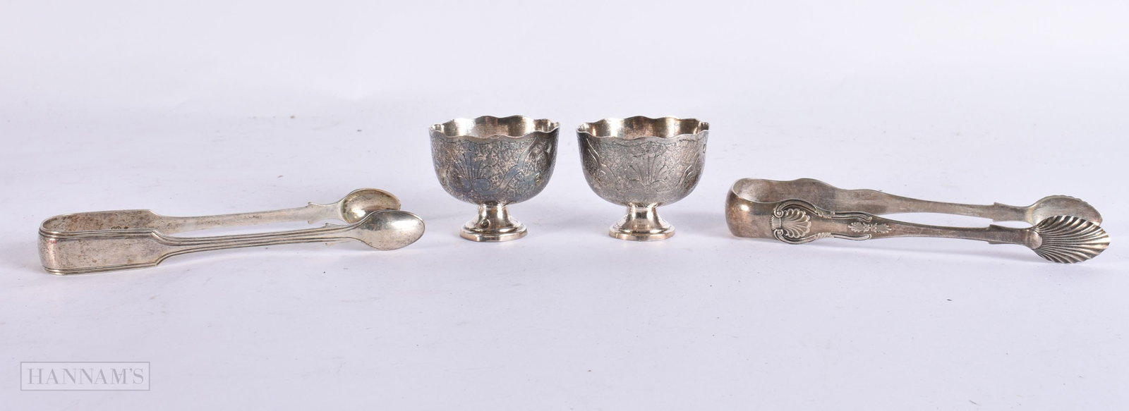 TWO PAIRS OF ANTIQUE SILVER SUGAR TONGS and a pair of silver salts. 170 grams. (4) (1 of 8)