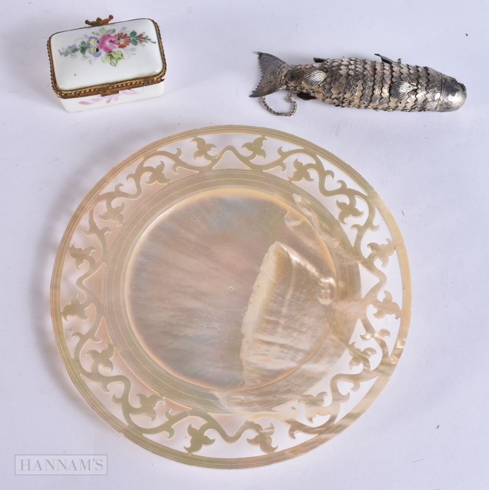 AN ANTIQUE CONTINENTAL WHITE METAL ARTICULATED FISH together with a mother of pearl dish & a pill bo: AN ANTIQUE CONTINENTAL WHITE METAL ARTICULATED FISH together with a mother of pearl dish & a pill box. Fish 40 grams. Largest 16 cm wide. (3)