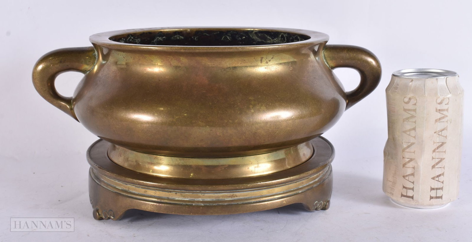 A FINE AND LARGE 18TH/19TH CENTURY CHINESE TWIN HANDLED BRONZE CENSER ON STAND Qing, bearing Xuande: A FINE AND LARGE 18TH/19TH CENTURY CHINESE TWIN HANDLED BRONZE CENSER ON STAND Qing, bearing Xuande marks to base. Over 7kgs. 30 cm wide, internal width 17 cm. (2)