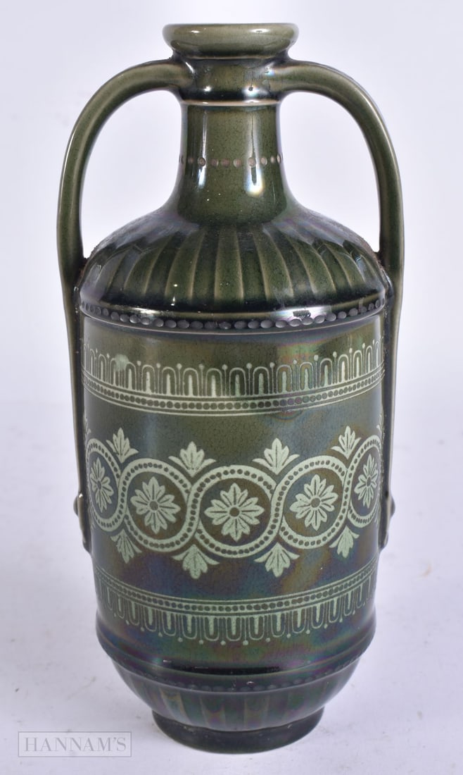 AN UNUSUAL ANTIQUE WEDGWOOD TWIN HANDLED VASE 18 cm high. (1 of 5)