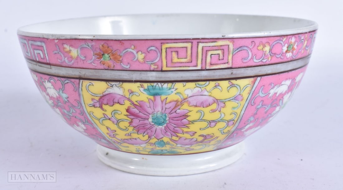 AN UNUSUAL CONTINENTAL CHINESE MARKET PORCELAIN BOWL possibly Russian. 16.5 cm high. (1 of 5)