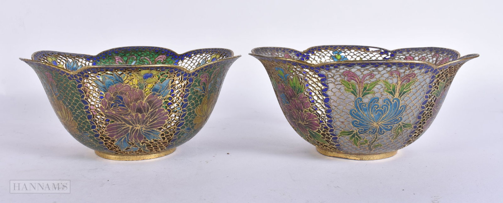 A PAIR OF JAPANESE PLIQUE A JOUR ENAMEL BOWLS. 16 cm wide. (1 of 4)