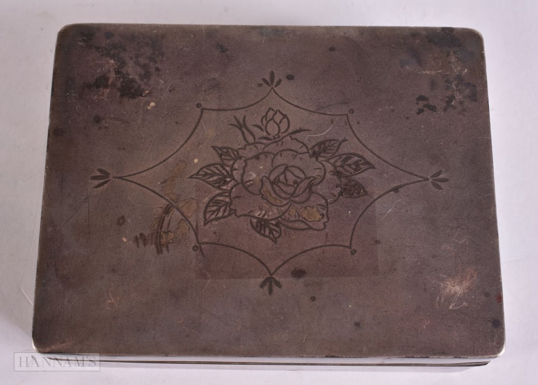 AN EARLY 20TH CENTURY JAPANESE MEIJI PERIOD SILVER BOX POSSIBLY ZITAN. 191 grams overall.: AN EARLY 20TH CENTURY JAPANESE MEIJI PERIOD SILVER BOX POSSIBLY ZITAN. 191 grams overall.