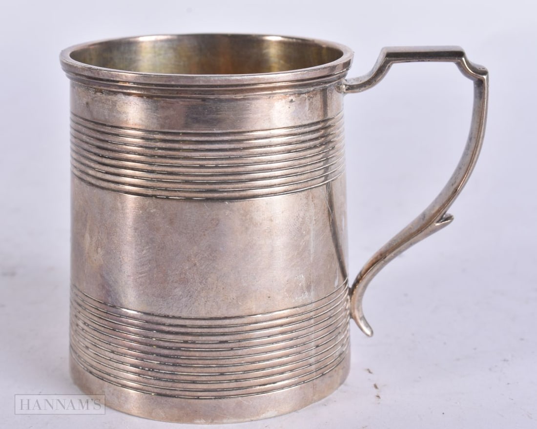 A SMALL GEORGE III SILVER MUG. 98 grams. 7 cm high. (1 of 5)