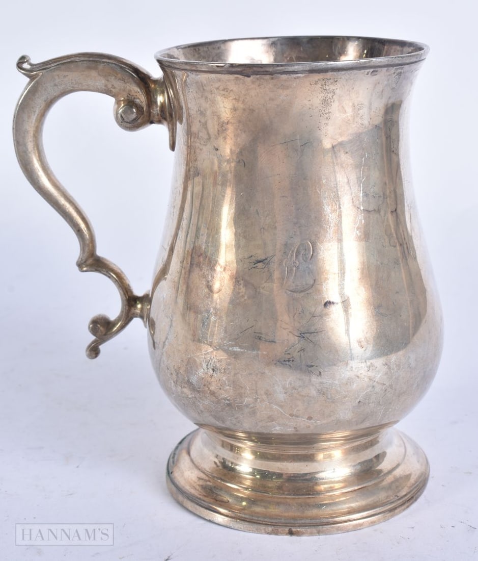 A GEORGE III SILVER TANKARD. 308 grams. 14 cm high. (1 of 5)