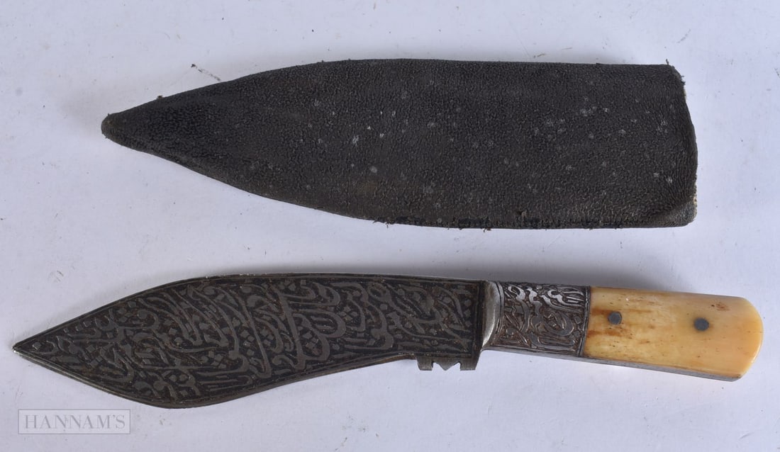 AN ANTIQUE MIDDLE EASTERN ISLAMIC DAGGER. 30 cm long. WE ARE UNABLE TO OFFER IN-HOUSE SHIPPING ON (1 of 5)