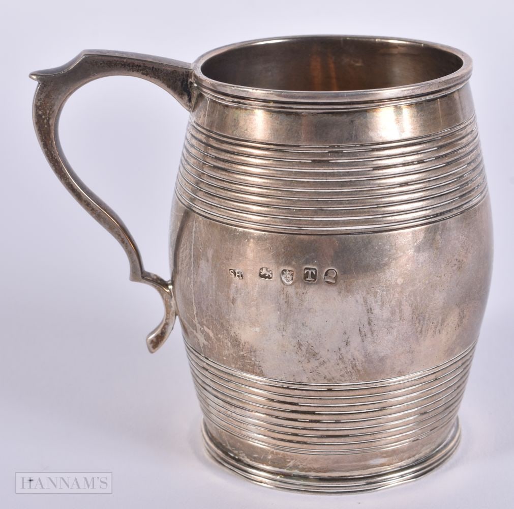 AN 18TH/19TH CENTURY SILVER MUG. 124 grams. 8 cm x 8 cm. (1 of 4)