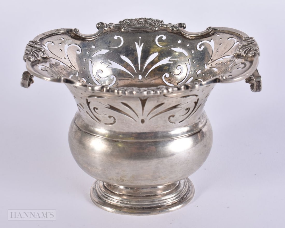 AN ANTIQUE DUTCH SILVER BOWL. 218 grams. 14 cm x 10 cm.: AN ANTIQUE DUTCH SILVER BOWL. 218 grams. 14 cm x 10 cm.